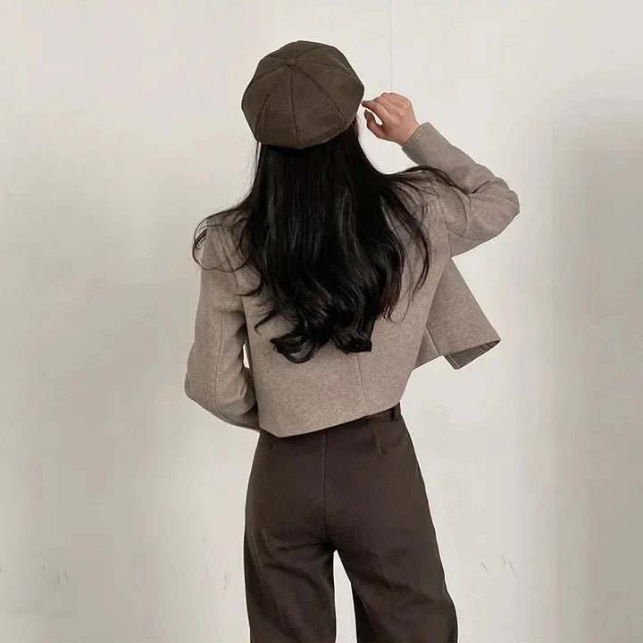 ז׳קט צמר קצר עם דשים מחויטים